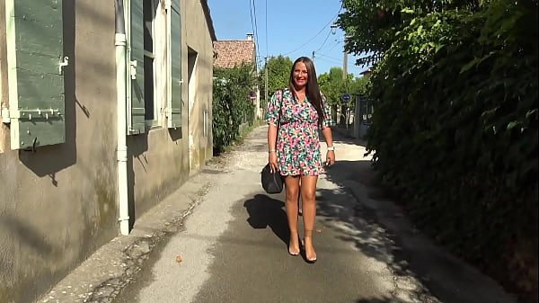 Mila, très gourmande, veut deux bites en elle